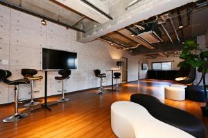 札幌市にあるPleasure Maruyama - Vacation STAY 52780vの椅子と薄型テレビ付きの客室です。