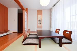- une salle à manger avec une table et des chaises dans l'établissement Pleasure Maruyama - Vacation STAY 52798v, à Sapporo