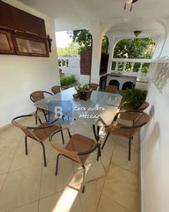 メルガルにあるCasa Quinta Melgarのダイニングルーム(ガラスのテーブル、椅子付)