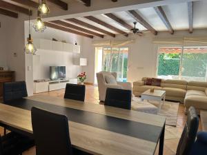 ein großes Wohnzimmer mit Tisch und Couch in der Unterkunft Villa close to the beach in Marbella in Marbella