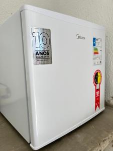 un frigorifero bianco con un adesivo sul lato di Chalé Brisa das Fontes a Beberibe