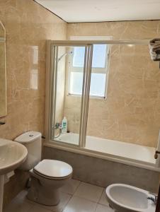 łazienka z toaletą, wanną i umywalką w obiekcie Holiday Apartment Torres Montecarlo w mieście Benidorm