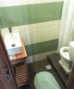 uma casa de banho com um lavatório e um WC em Apartamento de estilo en edificio patrimonial em Montevidéu