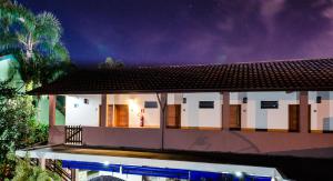 un modello di casa di notte con le stelle di Pousada Vila da Praia a Bertioga