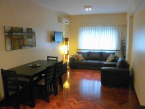 sala de estar con mesa y sofá en Luminoso 3 ambientes en el centro Cordoba y Maipu en Buenos Aires