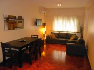 sala de estar con mesa y sofá en Luminoso 3 ambientes en el centro Cordoba y Maipu en Buenos Aires