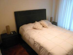 1 dormitorio con 2 almohadas en Luminoso 3 ambientes en el centro Cordoba y Maipu en Buenos Aires