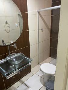 CONFORT HOTEL ARAPIRACA في أرابيراكا: حمام مع حوض ومرحاض