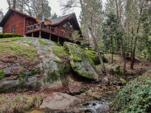 Gallery image of Exquisite Log Cabin in the Pines and Very Private in Sonora
