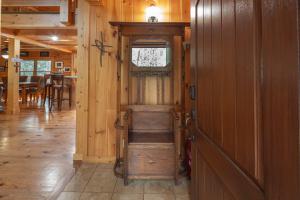 Gallery image of Exquisite Log Cabin in the Pines and Very Private in Sonora