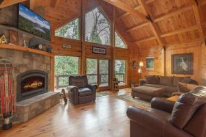 uma sala de estar com lareira num chalé de madeira em Exquisite Log Cabin in the Pines and Very Private em Sonora