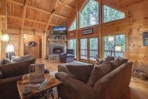 Gallery image of Exquisite Log Cabin in the Pines and Very Private in Sonora