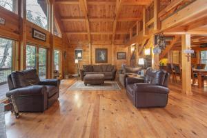 Gallery image of Exquisite Log Cabin in the Pines and Very Private in Sonora