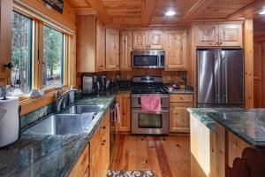 Gallery image of Exquisite Log Cabin in the Pines and Very Private in Sonora