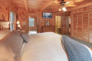 Gallery image of Exquisite Log Cabin in the Pines and Very Private in Sonora