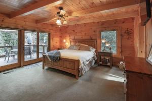 um quarto com uma cama num chalé de madeira em Exquisite Log Cabin in the Pines and Very Private em Sonora