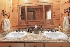 Gallery image of Exquisite Log Cabin in the Pines and Very Private in Sonora