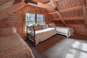 Gallery image of Exquisite Log Cabin in the Pines and Very Private in Sonora