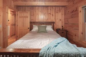 Gallery image of Exquisite Log Cabin in the Pines and Very Private in Sonora