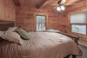 Gallery image of Exquisite Log Cabin in the Pines and Very Private in Sonora