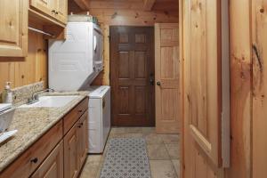 Gallery image of Exquisite Log Cabin in the Pines and Very Private in Sonora