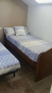 1 Schlafzimmer mit 2 Einzelbetten in einem Zimmer in der Unterkunft Casa Rústica Con Encanto. in Brandomil