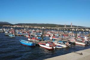 Er liggen boten in een haven. bij Casa Rústica Con Encanto. in Brandomil