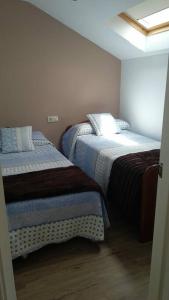 een slaapkamer met 2 bedden in een kamer bij Casa Rústica Con Encanto. in Brandomil