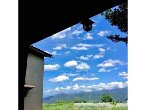 einen Blick auf den blauen Himmel mit einem Basketballkorb in der Unterkunft Obasute Guesthouse Nakaraya - Vacation STAY 31596v in Chikuma