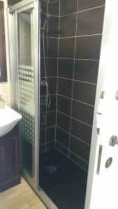een badkamer met een douche en een glazen deur bij Casa Rústica Con Encanto. in Brandomil