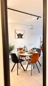 een eetkamer met een tafel en stoelen bij Mons - superbe appartement 2CH - parking free in Bergen