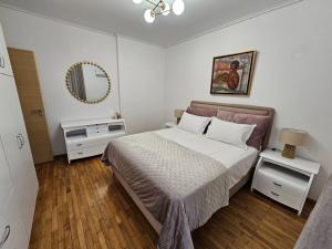 Een bed of bedden in een kamer bij Roxy 1 apartment centre Voula