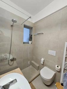 Een badkamer bij Roxy 1 apartment centre Voula