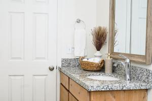 W łazience znajduje się umywalka i lustro. w obiekcie Adventure Lodge w mieście South Lake Tahoe