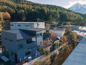 uma vista aérea de uma casa com uma montanha em SWEET VILLA TAKASAMA2 - Vacation STAY 31510v em Fujiyoshida