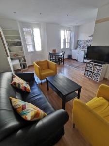 TV a/nebo společenská místnost v ubytování La Rade - Évasion et Culture