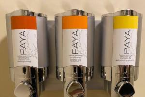 un gruppo di tre tubi bianchi e arancioni su uno scaffale di Stonegate Lodge King Bed Fast WiFi 40in TV Salt Water Pool Room #309 a Eureka Springs