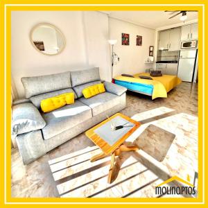 Il comprend un salon avec un canapé et une cuisine. dans l'établissement Estudio 30 Frente al Mar, à Benidorm