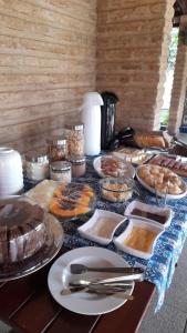 une table avec de nombreuses assiettes de nourriture dans l'établissement Trilha dos Ventos Cumbuco, à Cumbuco