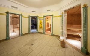 Ένα ή περισσότερα κρεβάτια σε δωμάτιο στο Raffl's Hotel