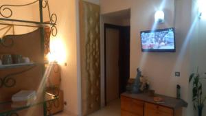 uma sala de estar com televisão na parede em Appartement EMISYD em Libreville