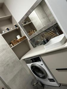 uma máquina de lavar e secar roupa na casa de banho em Apartament Centrum Park 654 em Szklarska Poręba