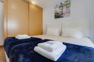 - une chambre avec un lit et des serviettes dans l'établissement Veiga´s House, à Lagos