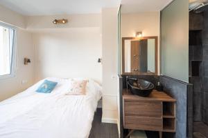 Postel nebo postele na pokoji v ubytování Family cocoon in Buttes-Chaumont