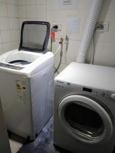 a washing machine in a room with a mirror on top of it at Ex Loi Suites Arenales in Buenos Aires