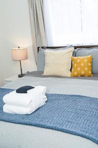 uma cama com uma pilha de toalhas brancas em Adventure Lodge em South Lake Tahoe