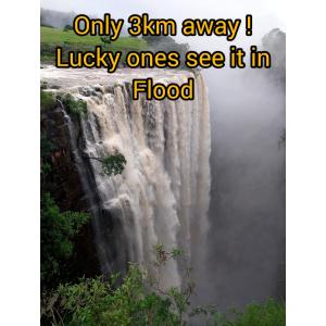 Sólo los afortunados lo ven en la inundación sólo lejos en Louis at Magwa Falls en Lusikisiki