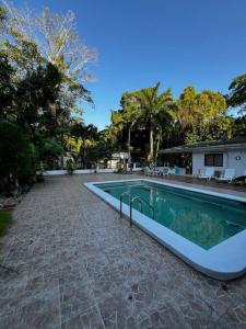 a swimming pool in a yard next to a house at Casa finca Santiago Tolú 