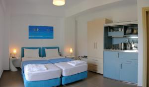 パルガにあるMediterraneo Resortのベッドルーム(青と白のベッド1台付)、キッチン