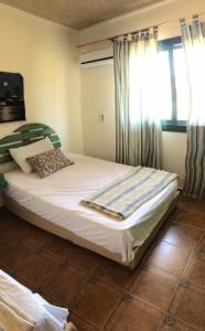 una camera da letto con un grande letto e una finestra di Luxury Chalet - La Hacienda a Ras Sedr